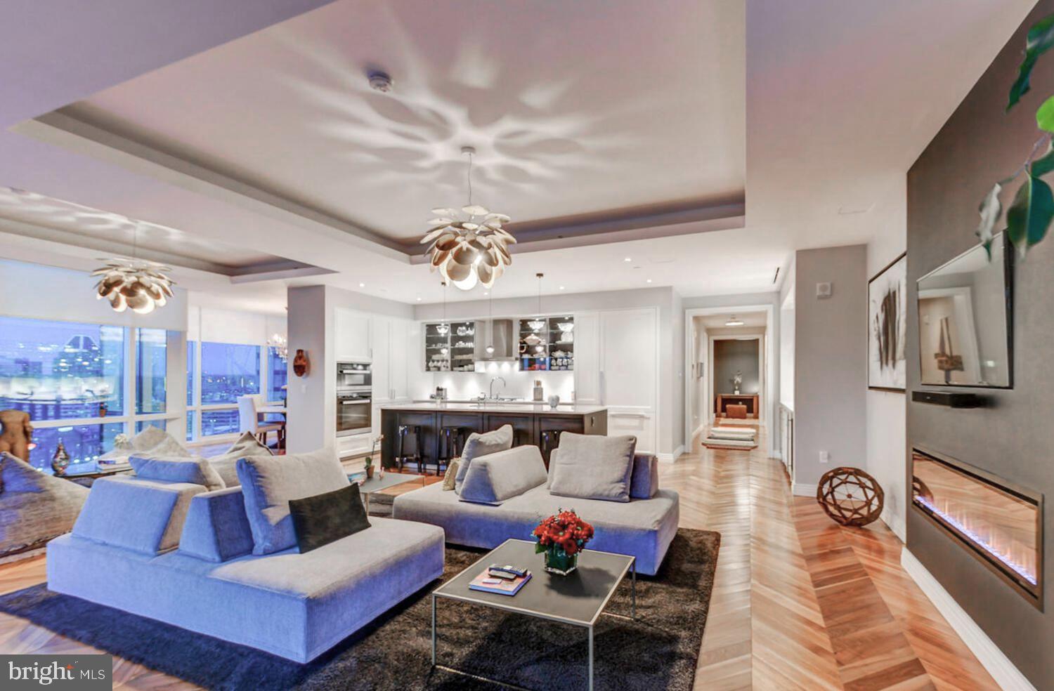 FOUR SEASONS PRIVATE RESIDENCES - Residential