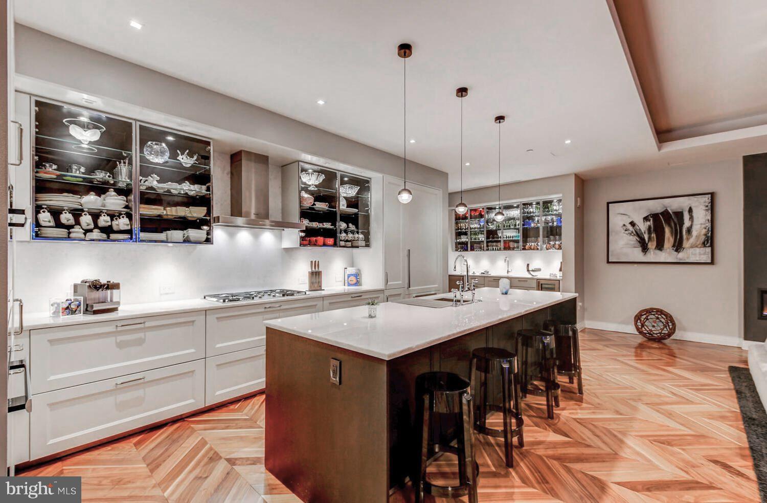 FOUR SEASONS PRIVATE RESIDENCES - Residential