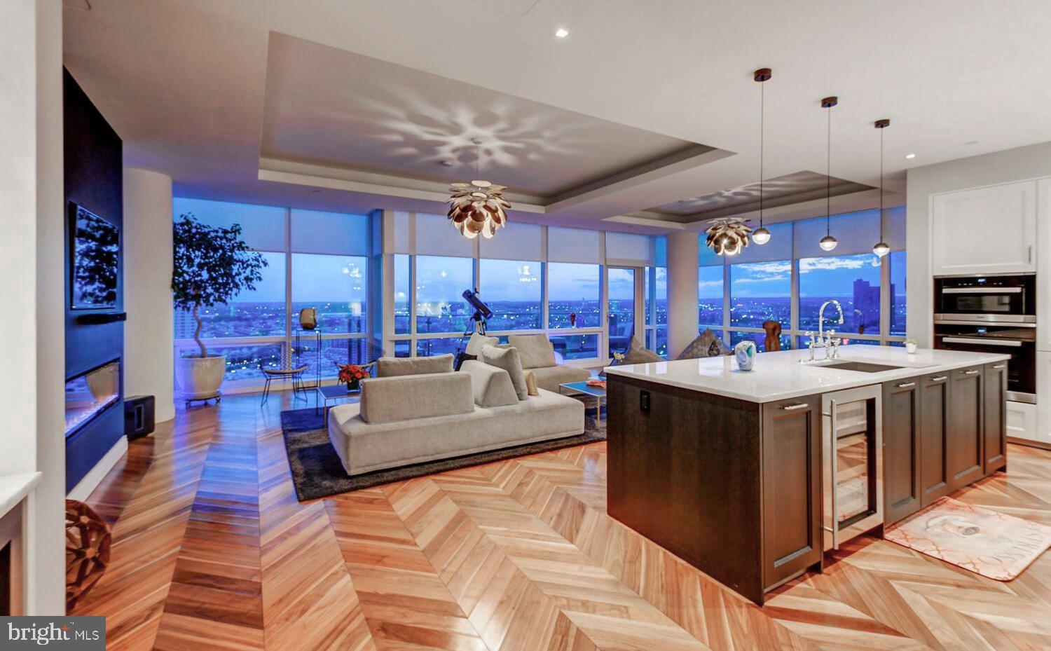 FOUR SEASONS PRIVATE RESIDENCES - Residential