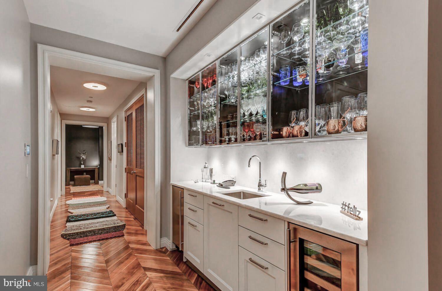 FOUR SEASONS PRIVATE RESIDENCES - Residential