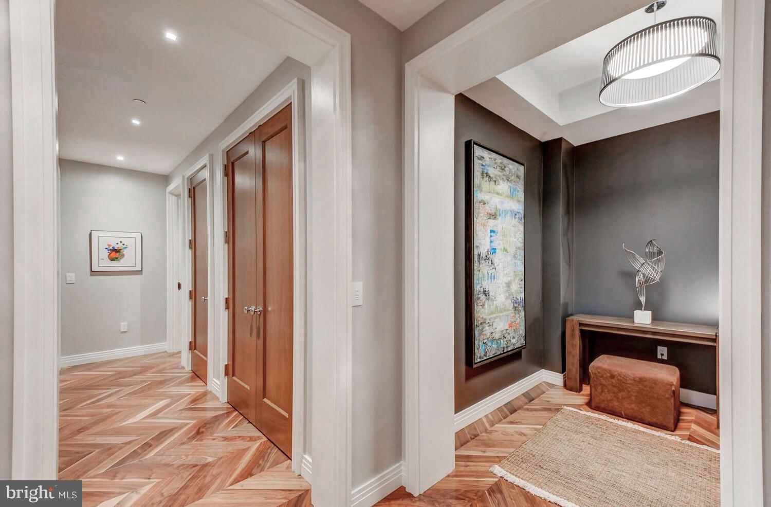 FOUR SEASONS PRIVATE RESIDENCES - Residential