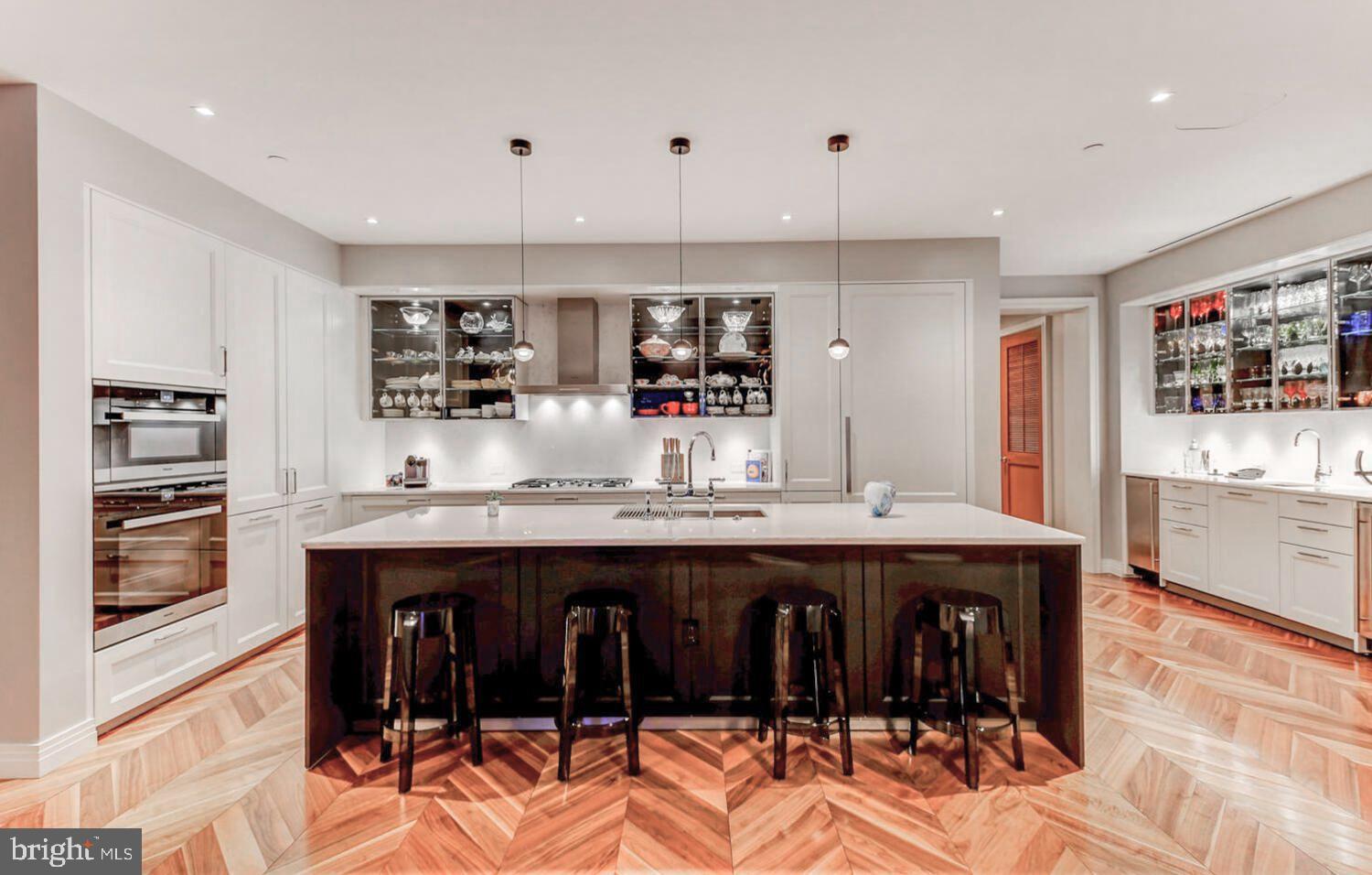 FOUR SEASONS PRIVATE RESIDENCES - Residential