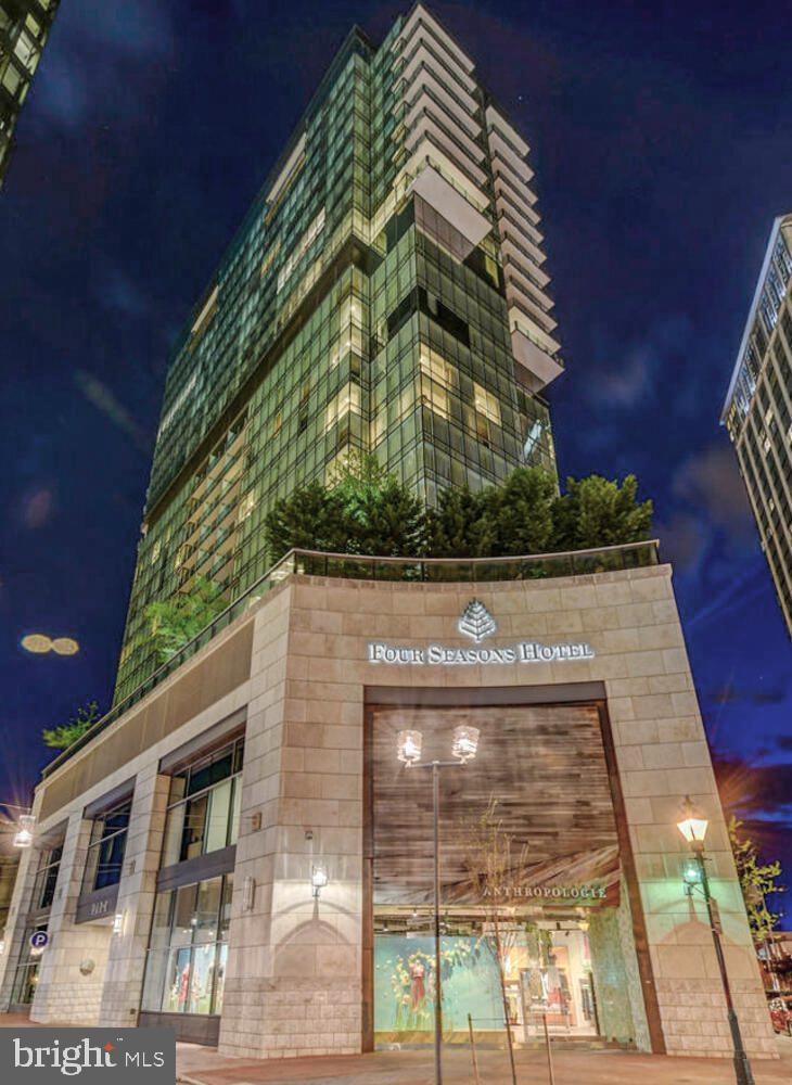 FOUR SEASONS PRIVATE RESIDENCES - Residential