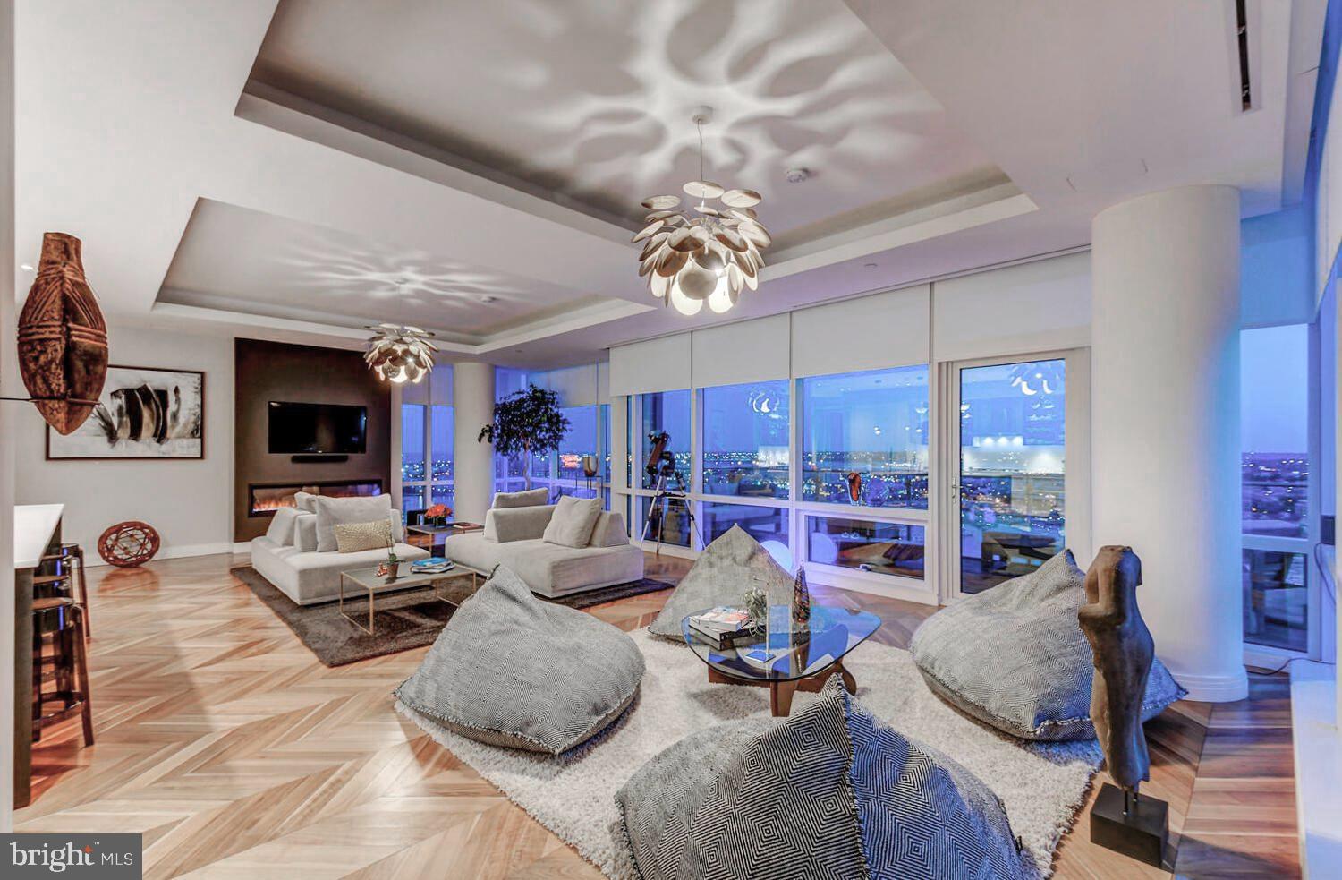 FOUR SEASONS PRIVATE RESIDENCES - Residential