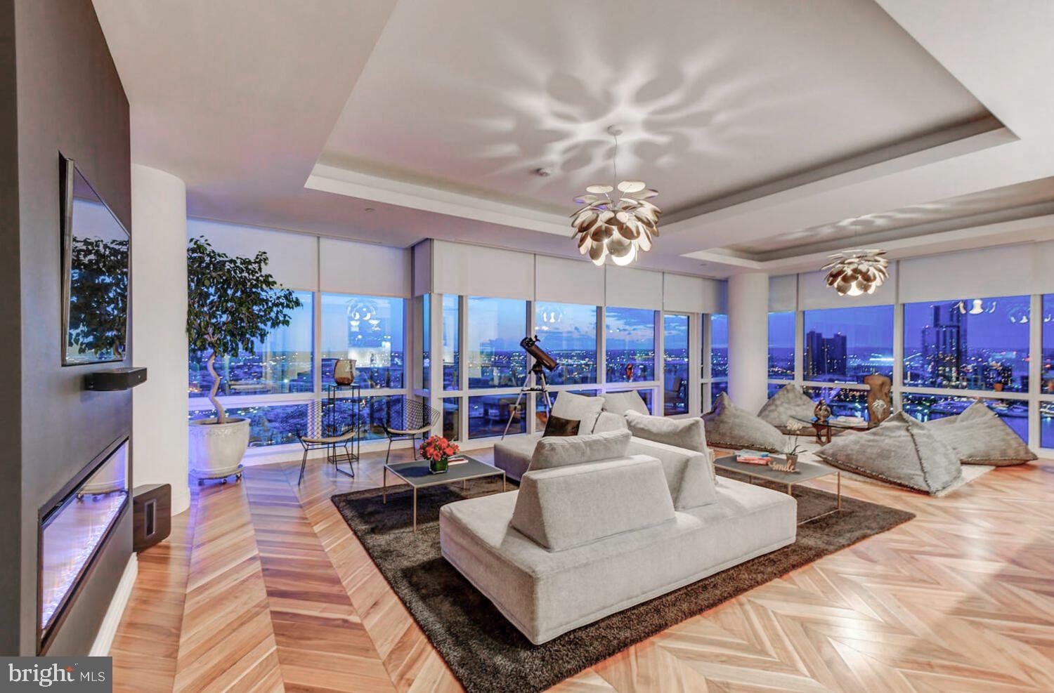 FOUR SEASONS PRIVATE RESIDENCES - Residential