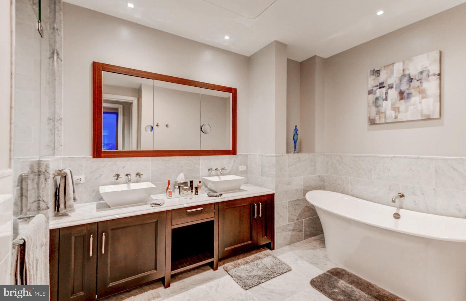 FOUR SEASONS PRIVATE RESIDENCES - Residential