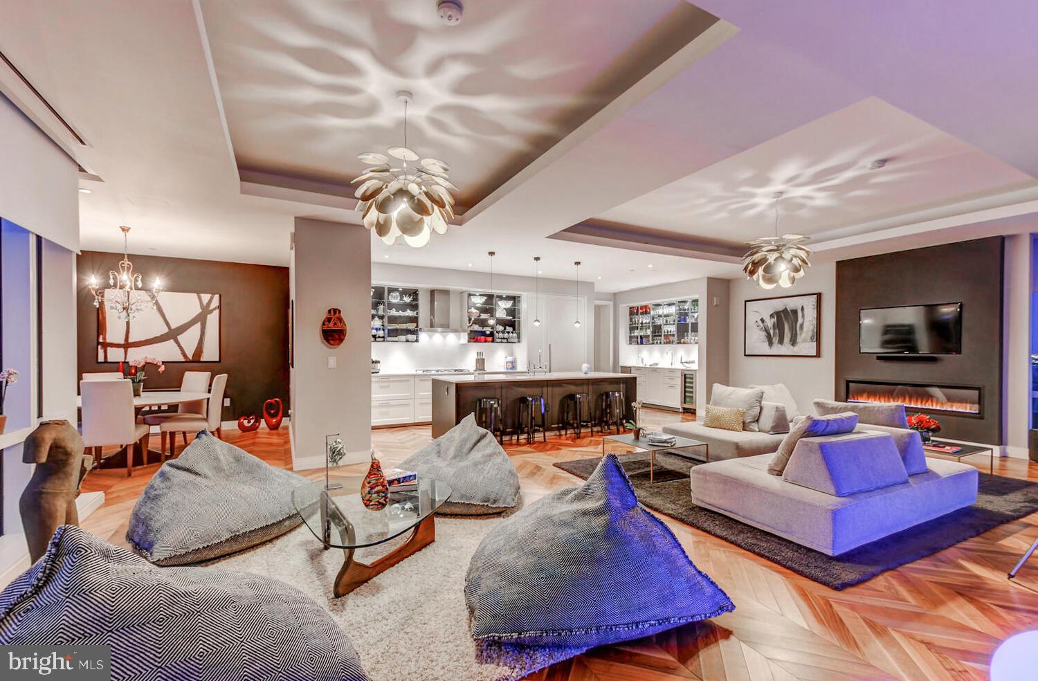 FOUR SEASONS PRIVATE RESIDENCES - Residential