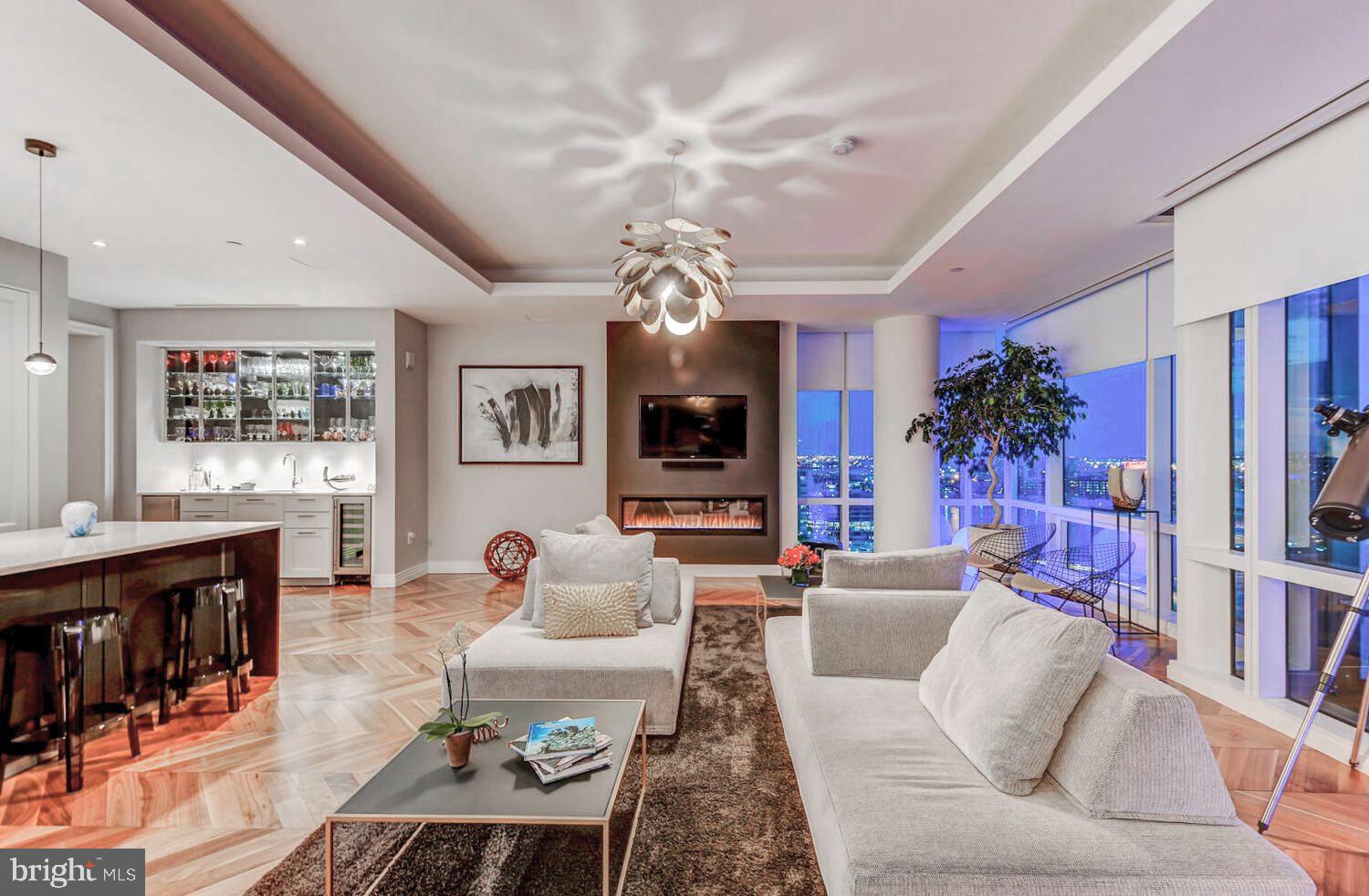 FOUR SEASONS PRIVATE RESIDENCES - Residential