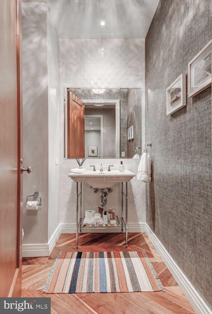 FOUR SEASONS PRIVATE RESIDENCES - Residential