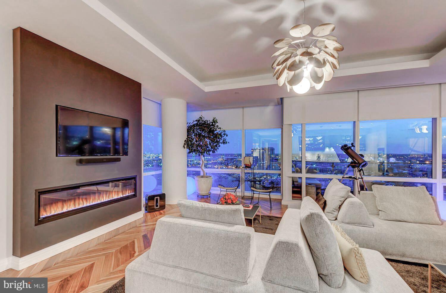 FOUR SEASONS PRIVATE RESIDENCES - Residential