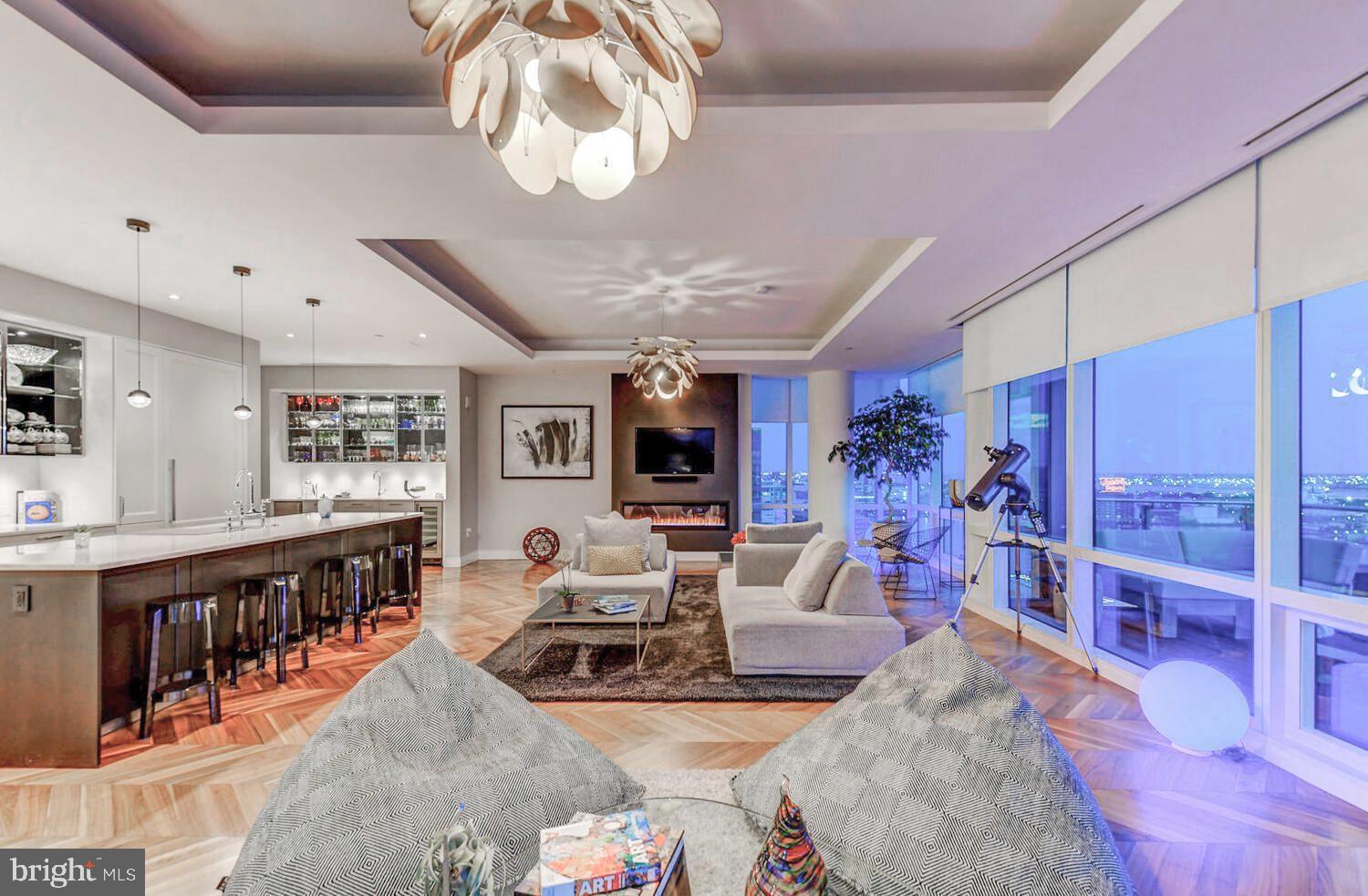 FOUR SEASONS PRIVATE RESIDENCES - Residential