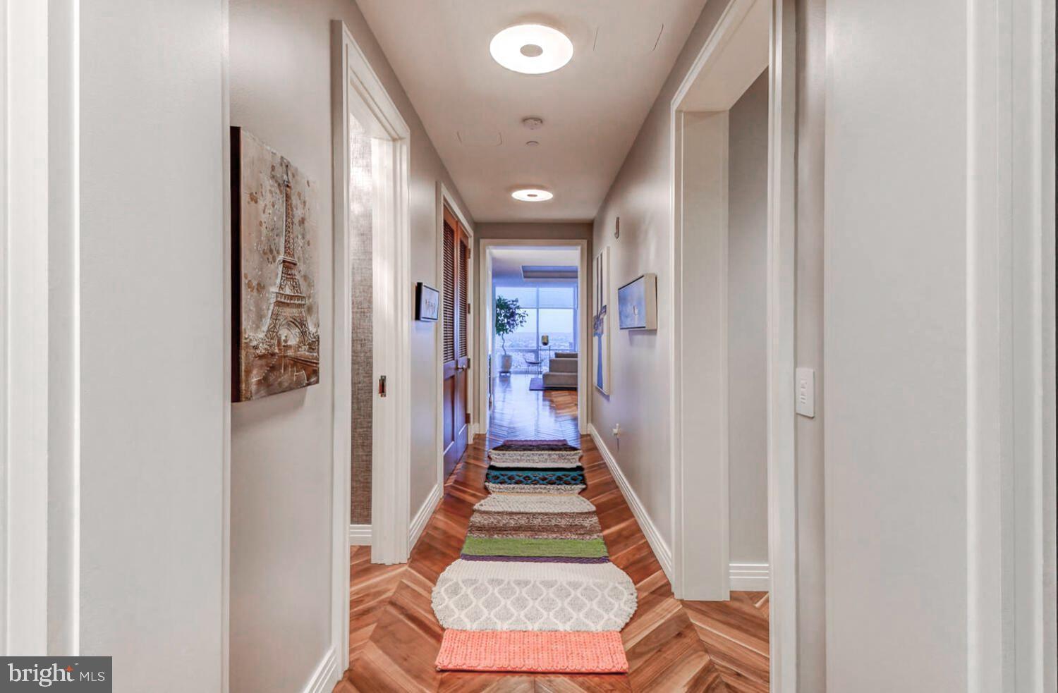 FOUR SEASONS PRIVATE RESIDENCES - Residential