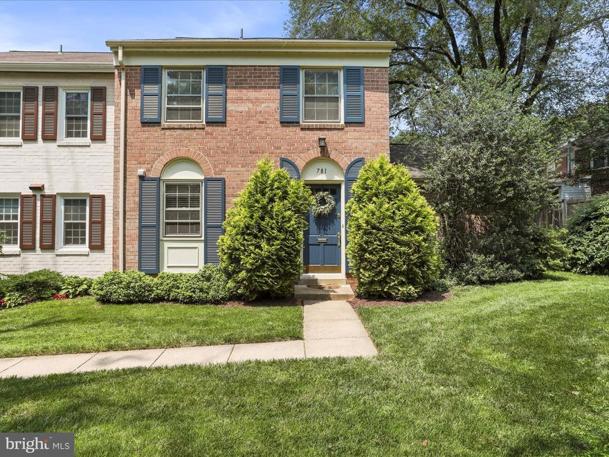 Fantastic end unit in desirable Regent Square. This home has so much to offer. Quiet park like setting. This unit features a 1st floor bonus room that could be used as an office, den, gym  or guest bedroom. The kitchen is completely updated with stainless steel appliances. updated powder room on first floor, private fenced patio, perfect for grilling. Second floor comes complete with 3 bedrooms and 2 full baths. Perfect commuter location. Tax record square footage does not reflect the 11x17 1st floor bonus room.