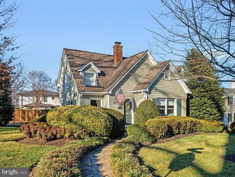 813 BEVERLEY DRIVE ALEXANDRIA VA 22302