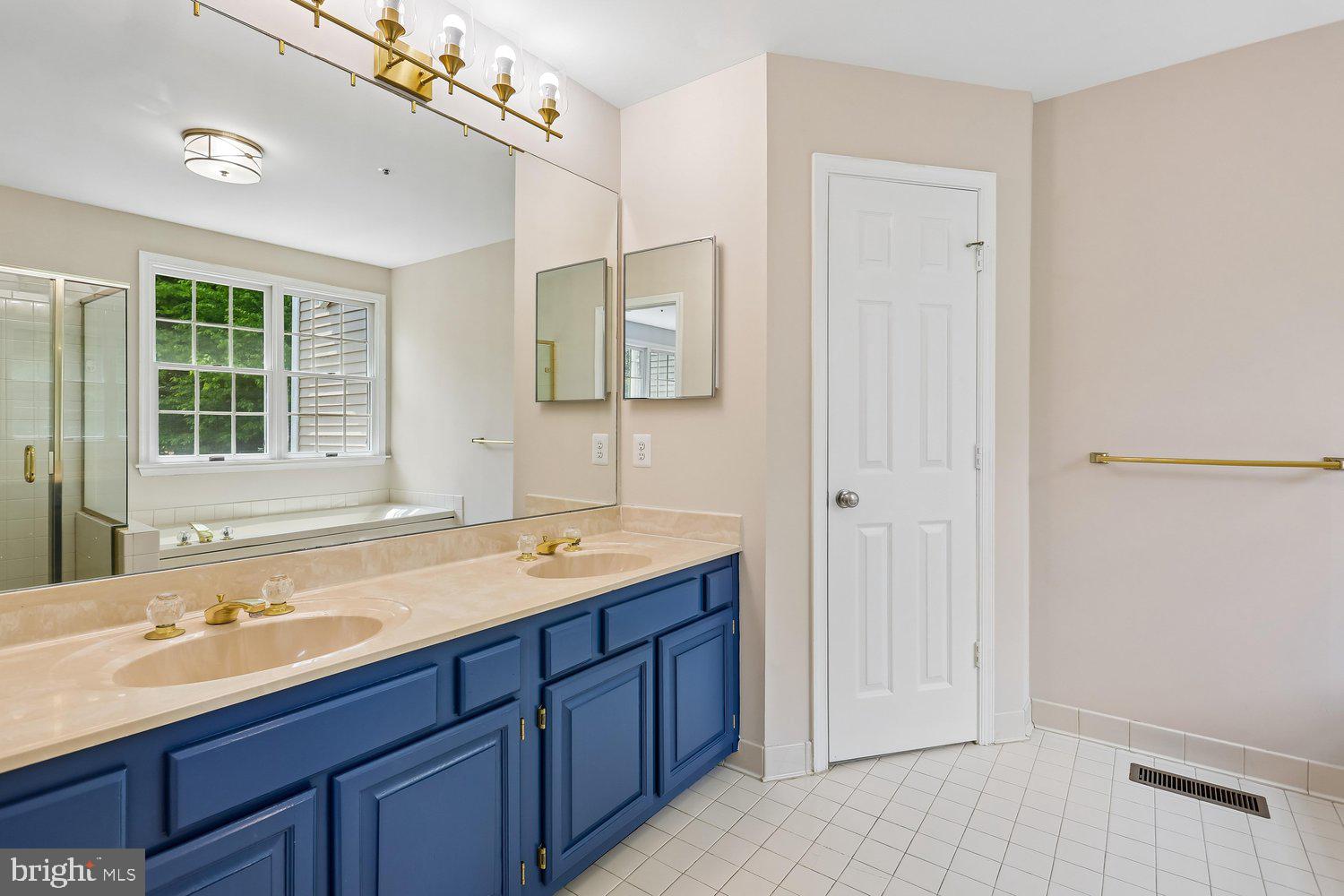 LAKE HALLOWELL - Residential
