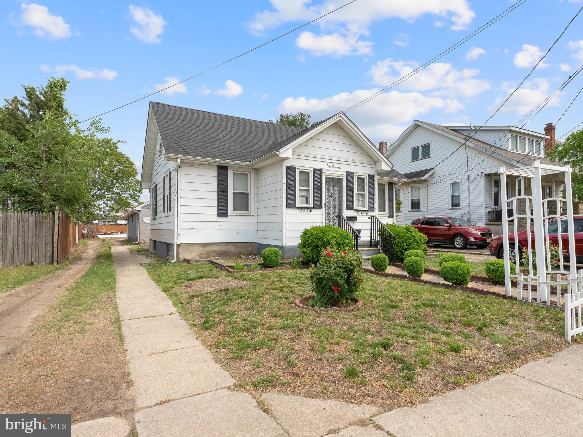 119 S CHESTER AVENUE