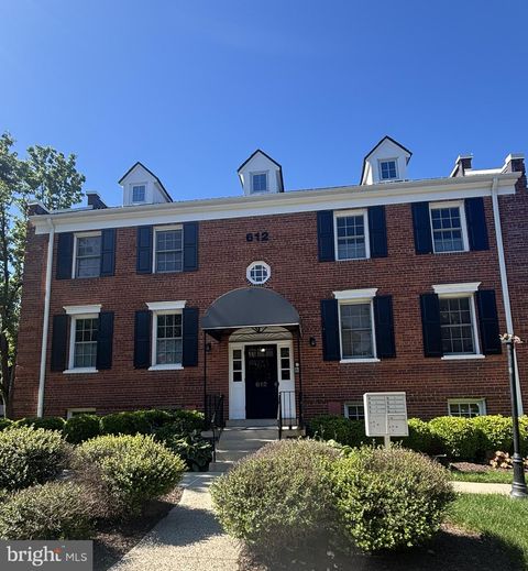 Photo of 612 Bashford Lane #1222, ALEXANDRIA, VA 22314 (MLS # VAAX2062238)