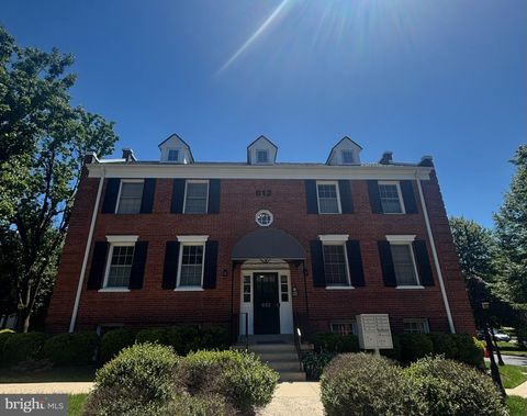 Photo of 612 Bashford Lane #1222, ALEXANDRIA, VA 22314 (MLS # VAAX2062238)