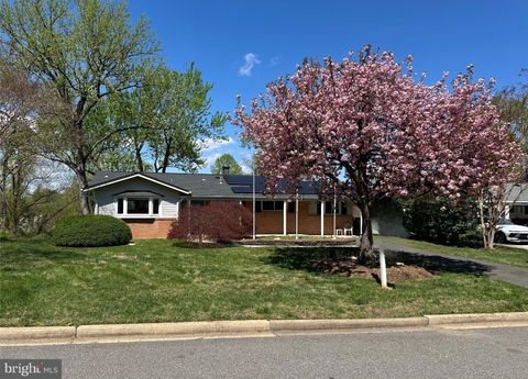 Photo of 7706 Bristow Dr, ANNANDALE, VA 22003 (MLS # VAFX2293112)