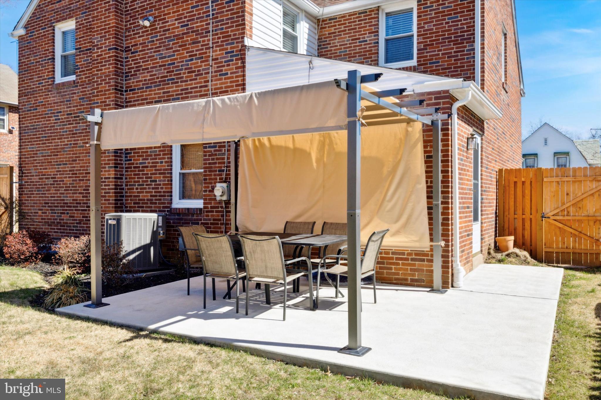 GLADSTONE MANOR - Residential