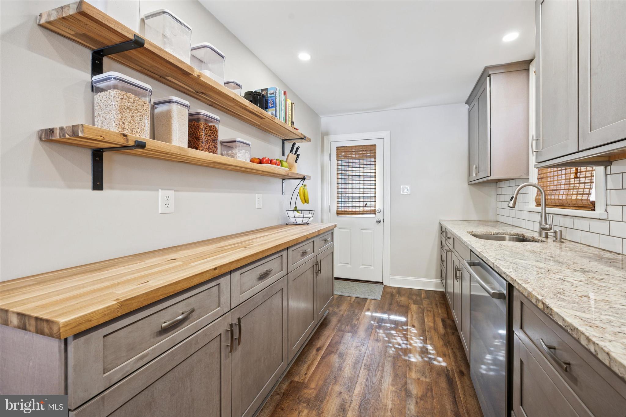 GLADSTONE MANOR - Residential