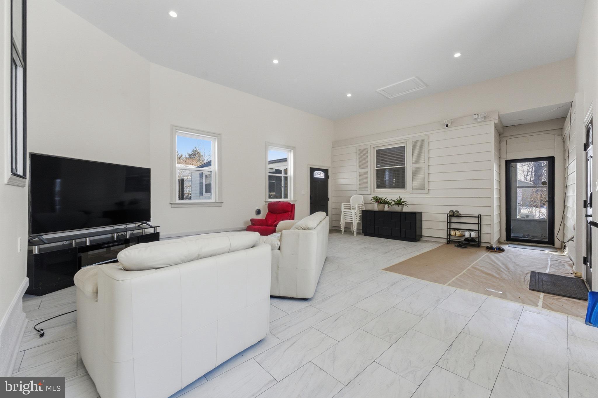 ANNANDALE ACRES - Residential