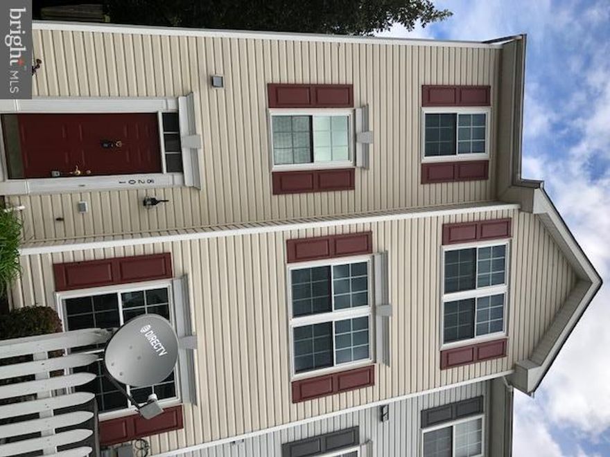 3 level townhome  3bedroom  2.5 bath, bamboo floors , spacious, very well maintained and ready for immediate occupancy. Master suite has vaulted ceilings, walk-in-closet, full bath with soaking tub. Only minutes to Ft Meade, NSA, and Arundel Mills mall.