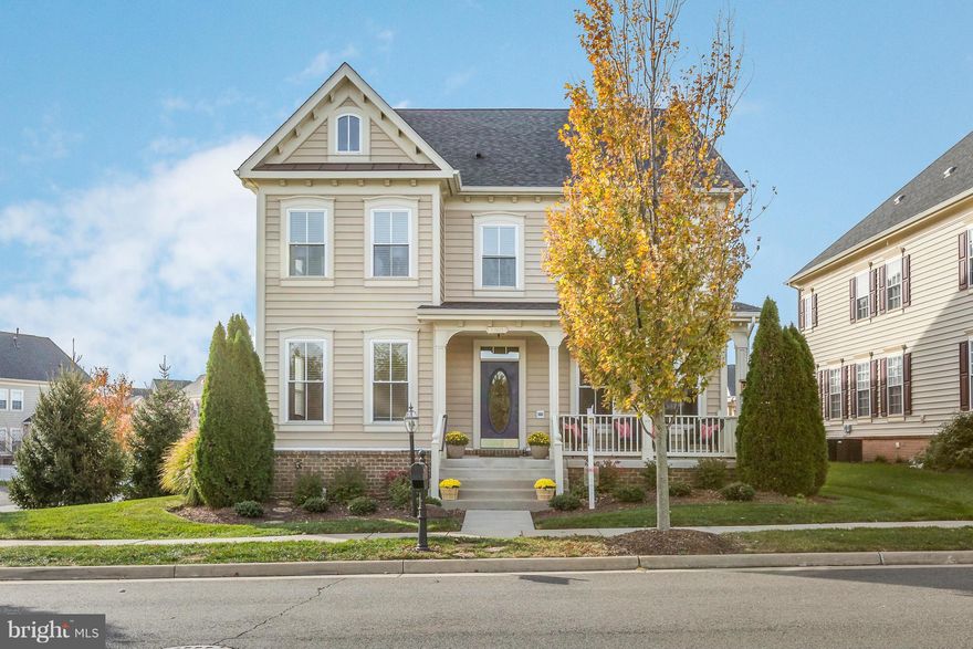 Classic Colonial w/Modern Flair*PremLot*private tree-lined side yard*beautiful stone patio*123' driveway w/parking space*Sprinkler system*front porch overlooking Battlefield Heritage Park*walk/run path*sep din rm*butler's pantry*Open Plan-Lg Fam Rm/Kitchen combo w/new backsplash*Custom mantle gas fireplace*office/den*Master Suite w/expansive sitting rm*Master BA: dbl vanities, sep shower, soak tub