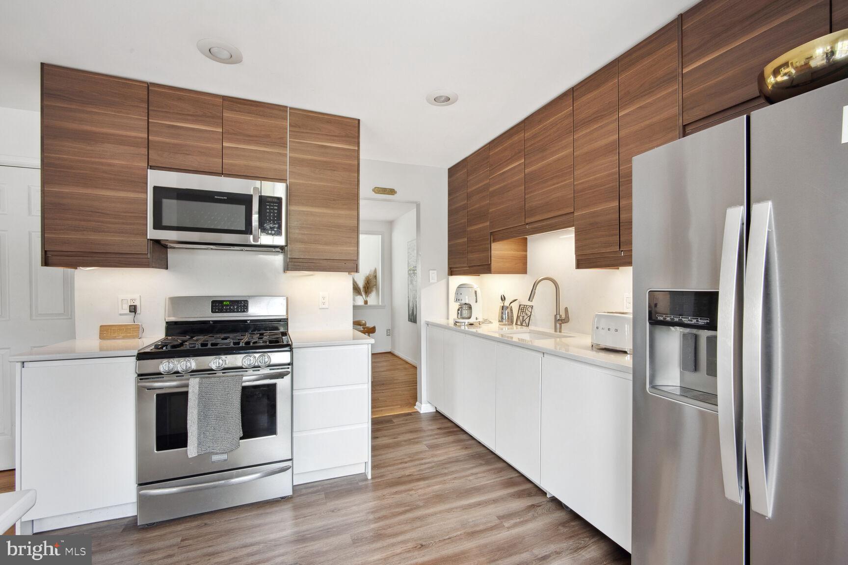 LAKE DEVEREUX - Residential Lease