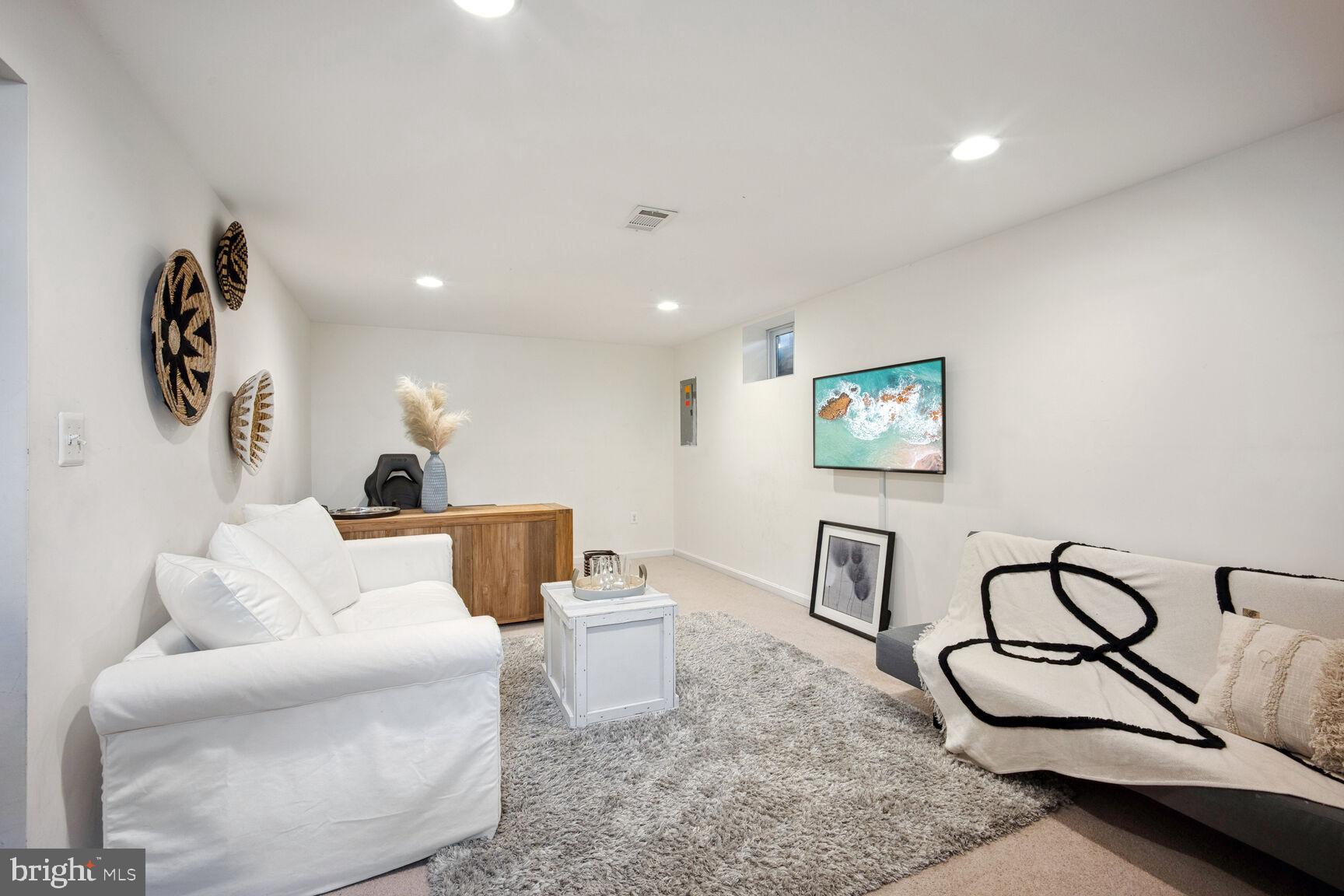 LAKE DEVEREUX - Residential Lease