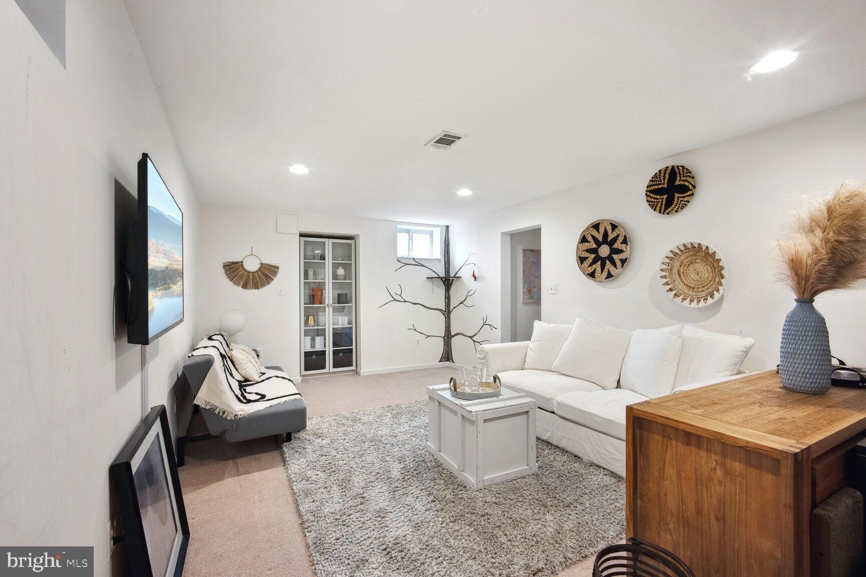 LAKE DEVEREUX - Residential Lease