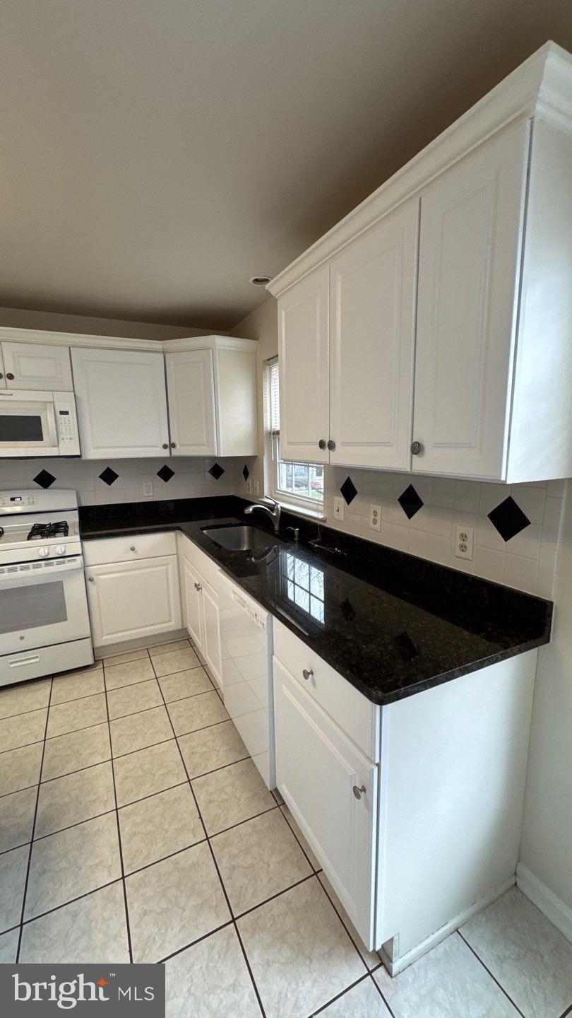 MIDDLEBROOK MANOR - Residential Lease