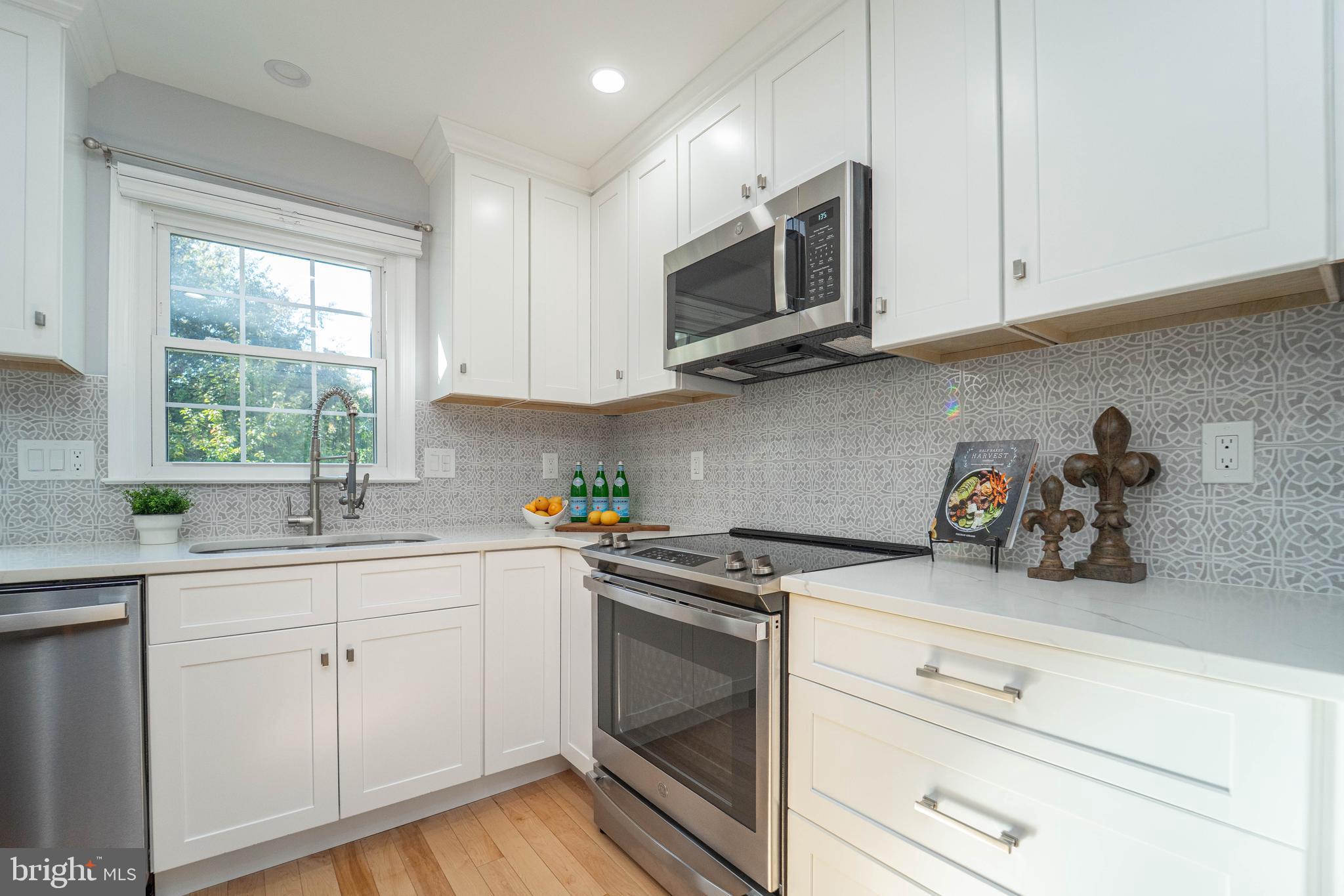 HOLLY POINTE - Residential