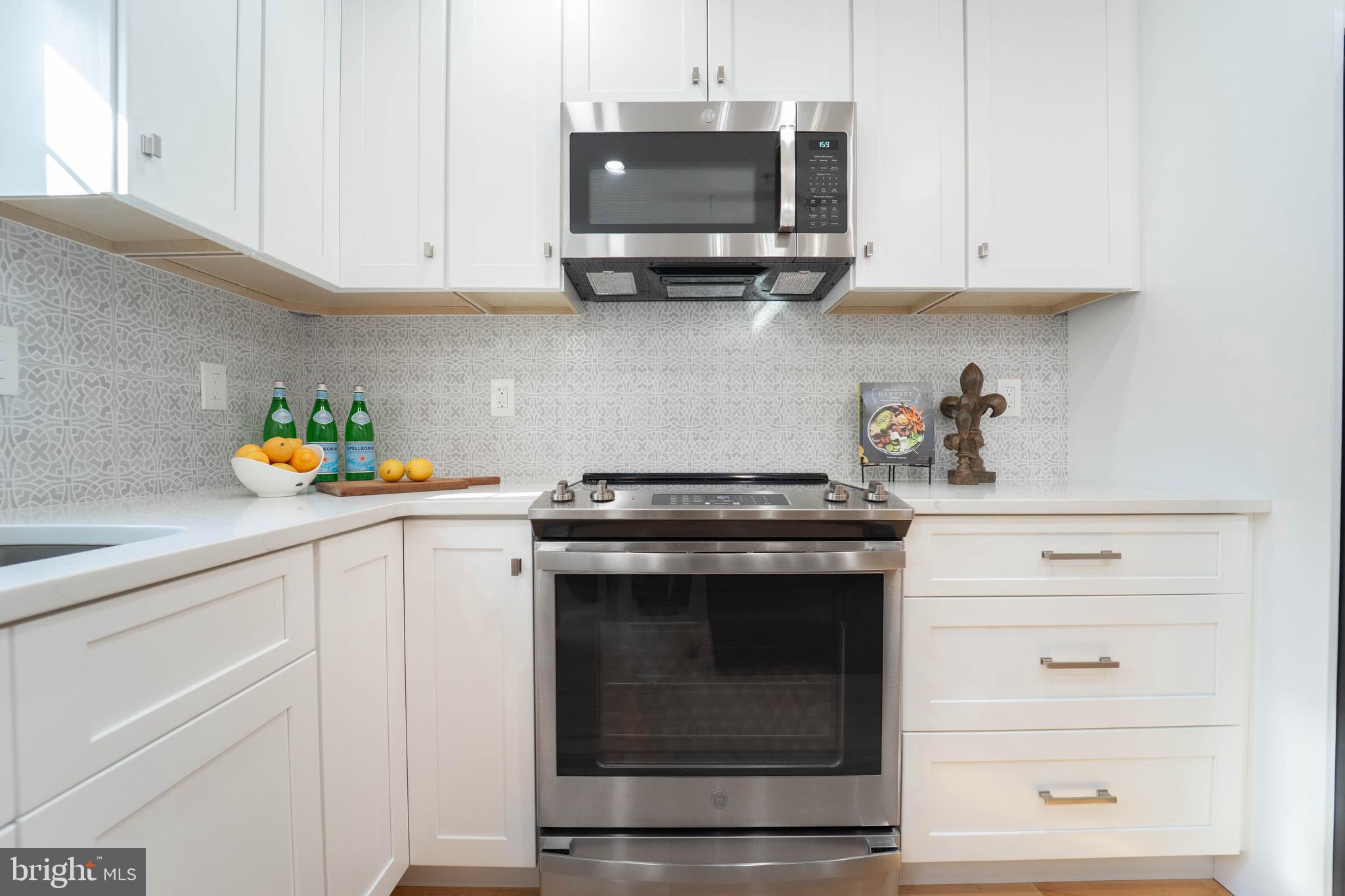 HOLLY POINTE - Residential