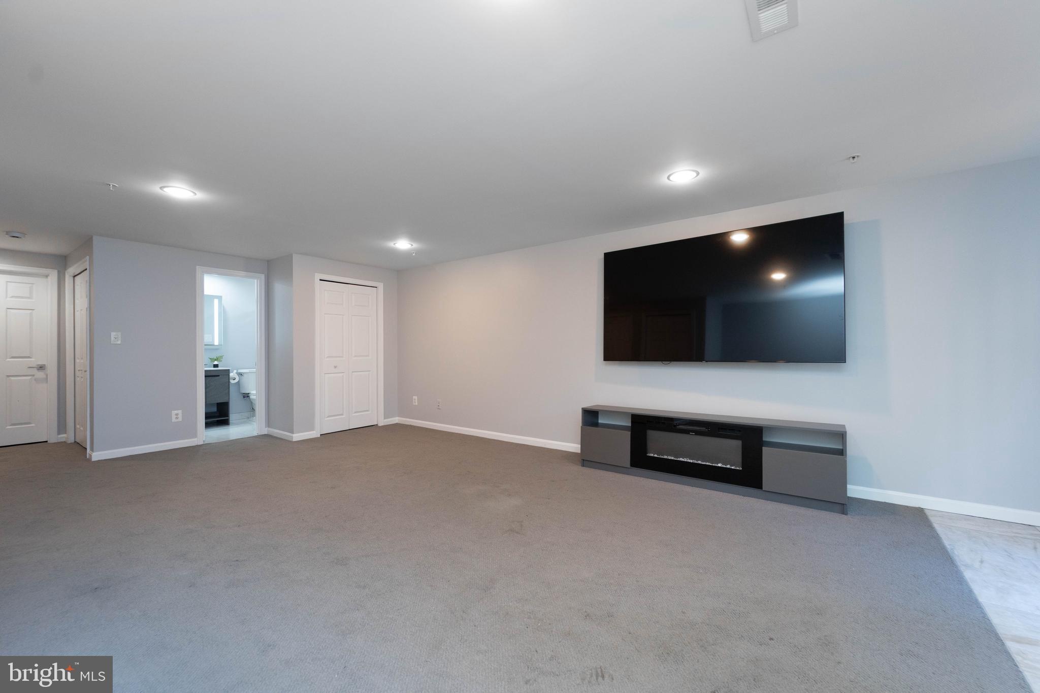 HOLLY POINTE - Residential