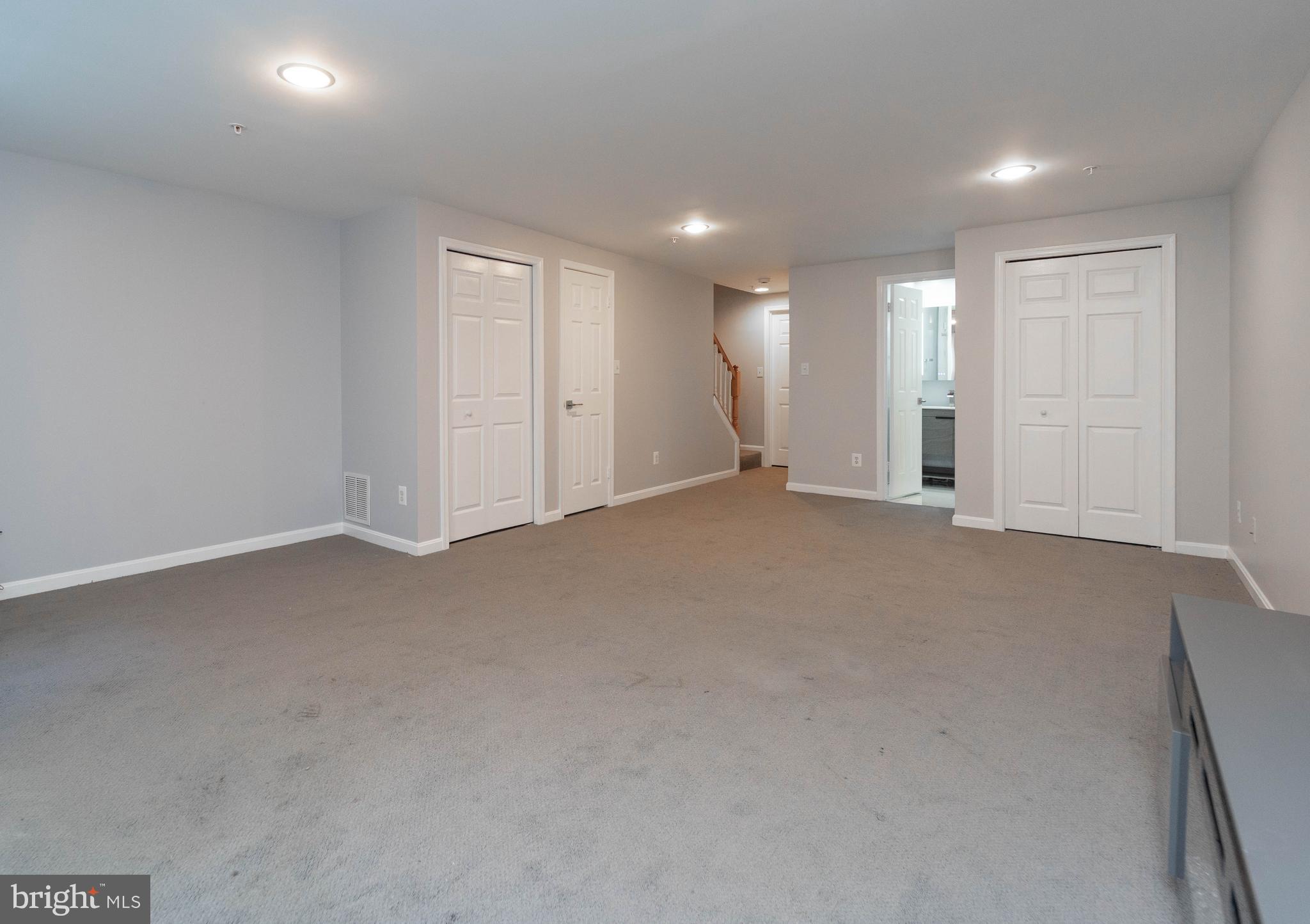 HOLLY POINTE - Residential