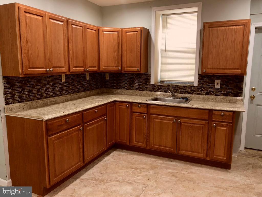 BROADWAY EAST - Residential Lease