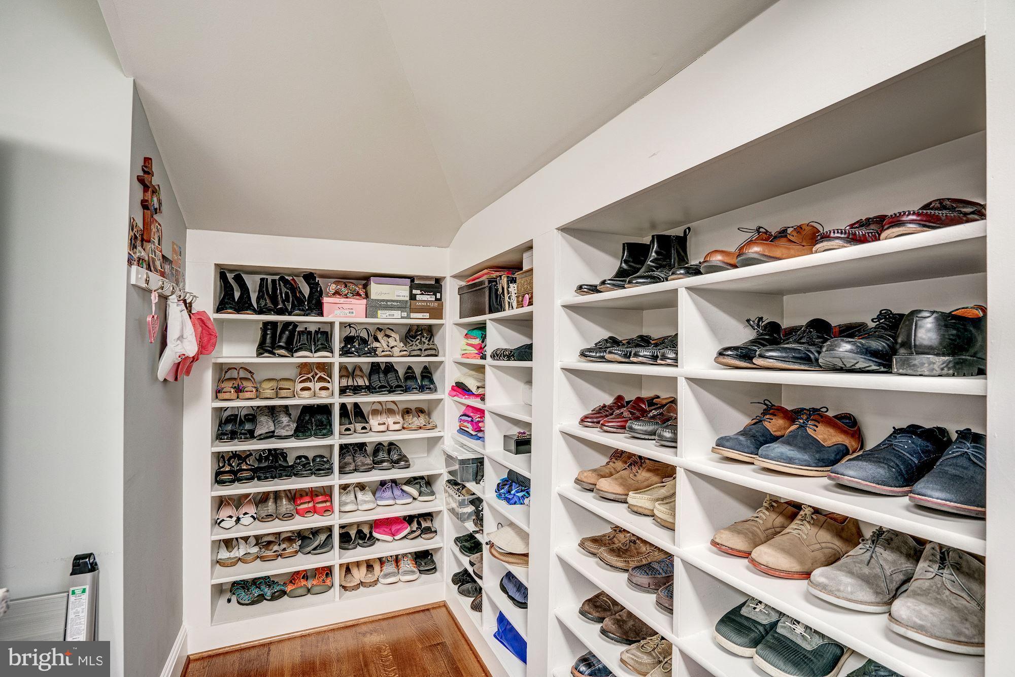 COUNTRY CLUB HILLS - Residential