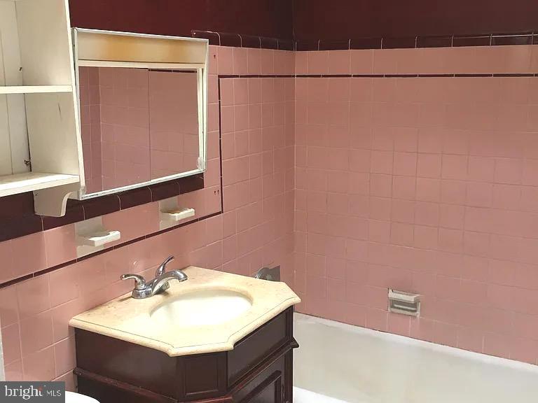 OXFORD CIRCLE - Residential