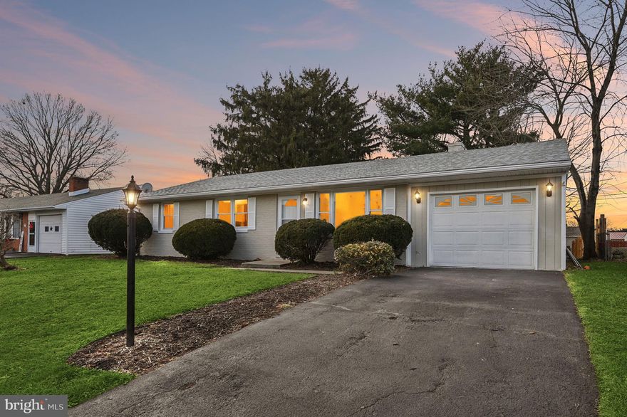 Welcome Home to this Move In Ready Single Family Home

With NO HOA and NO condo fees, this meticulously renovated 3-bedroom single-family home redefines modern comfort, flexibility, and value
Designed for Comfort & Style
•