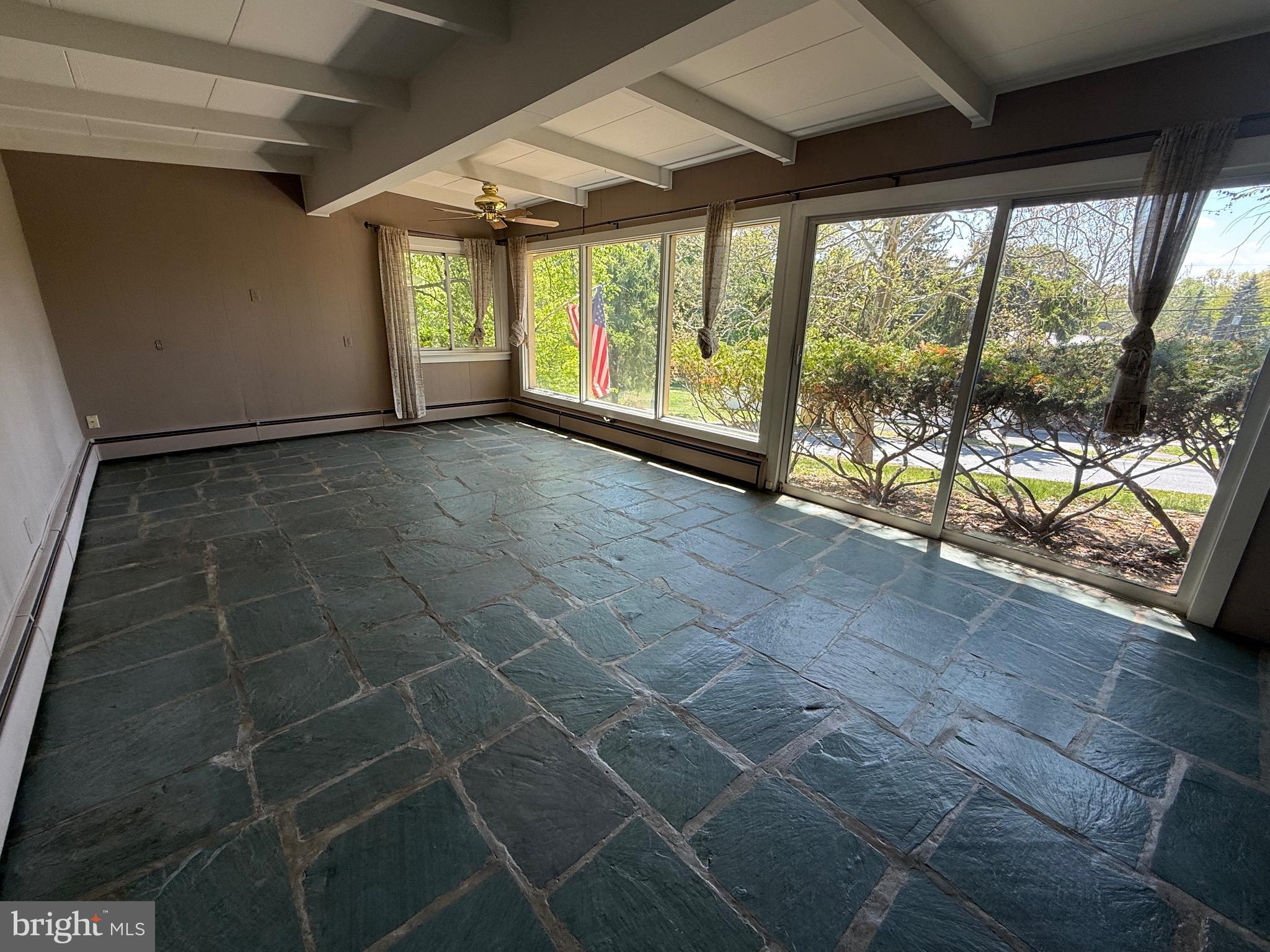COLONIAL HILLS - Residential