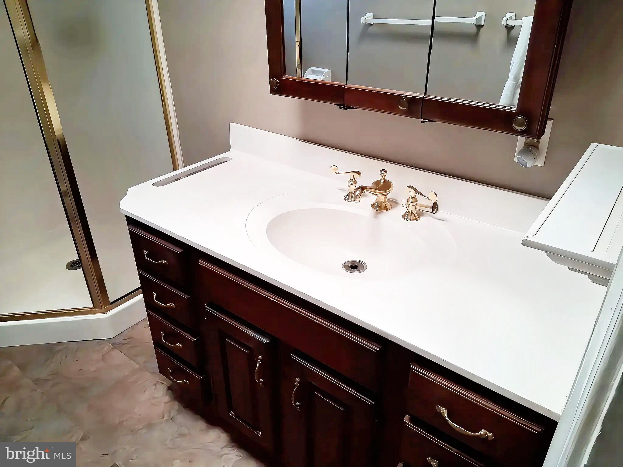 COLONIAL HILLS - Residential