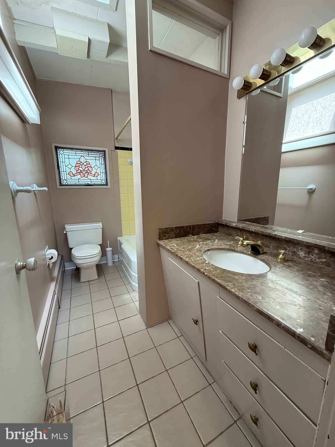 COLONIAL HILLS - Residential