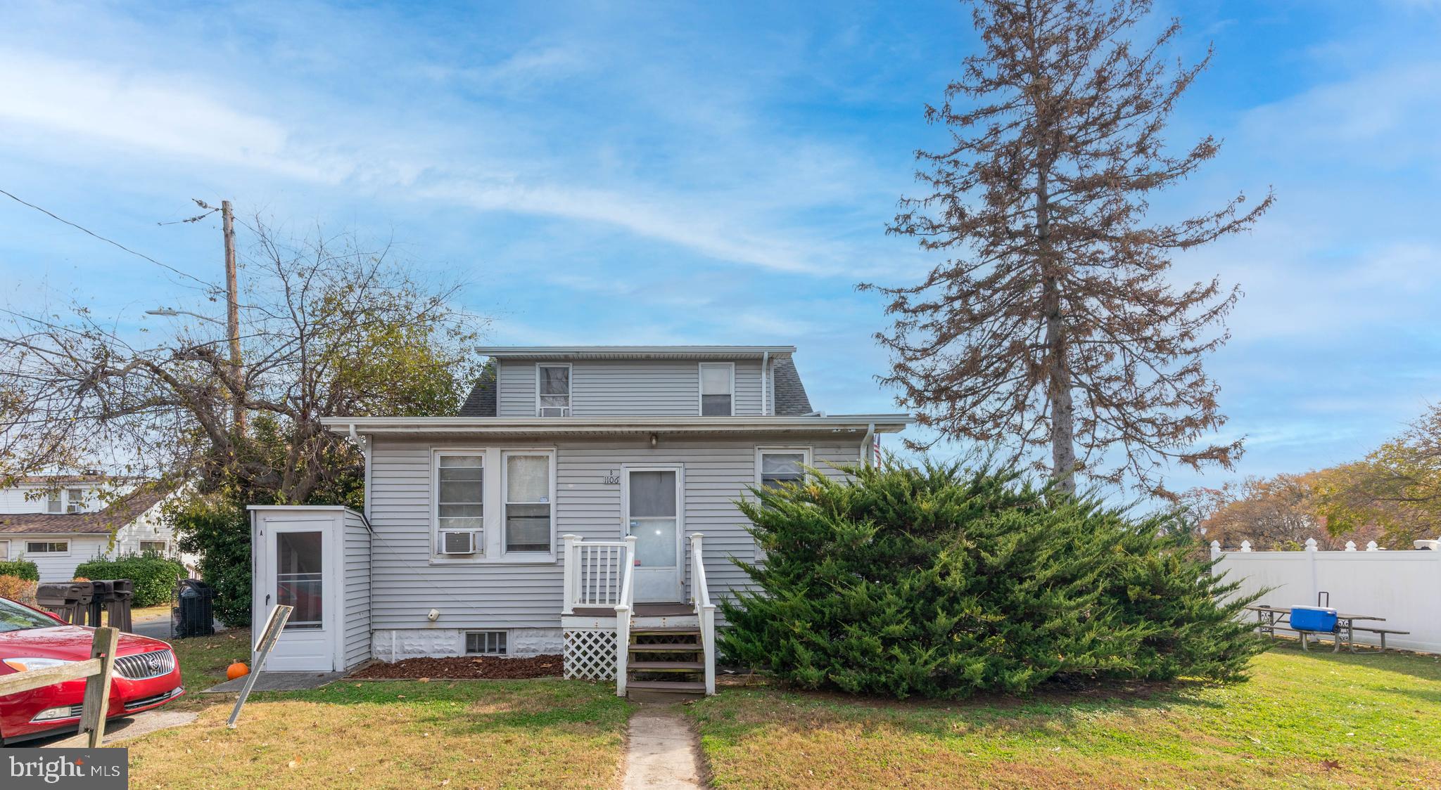 Main image without alt text