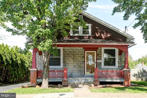 Photo of 147 N Spruce Street, ELIZABETHTOWN, PA 17022 (MLS # PALA2070404)