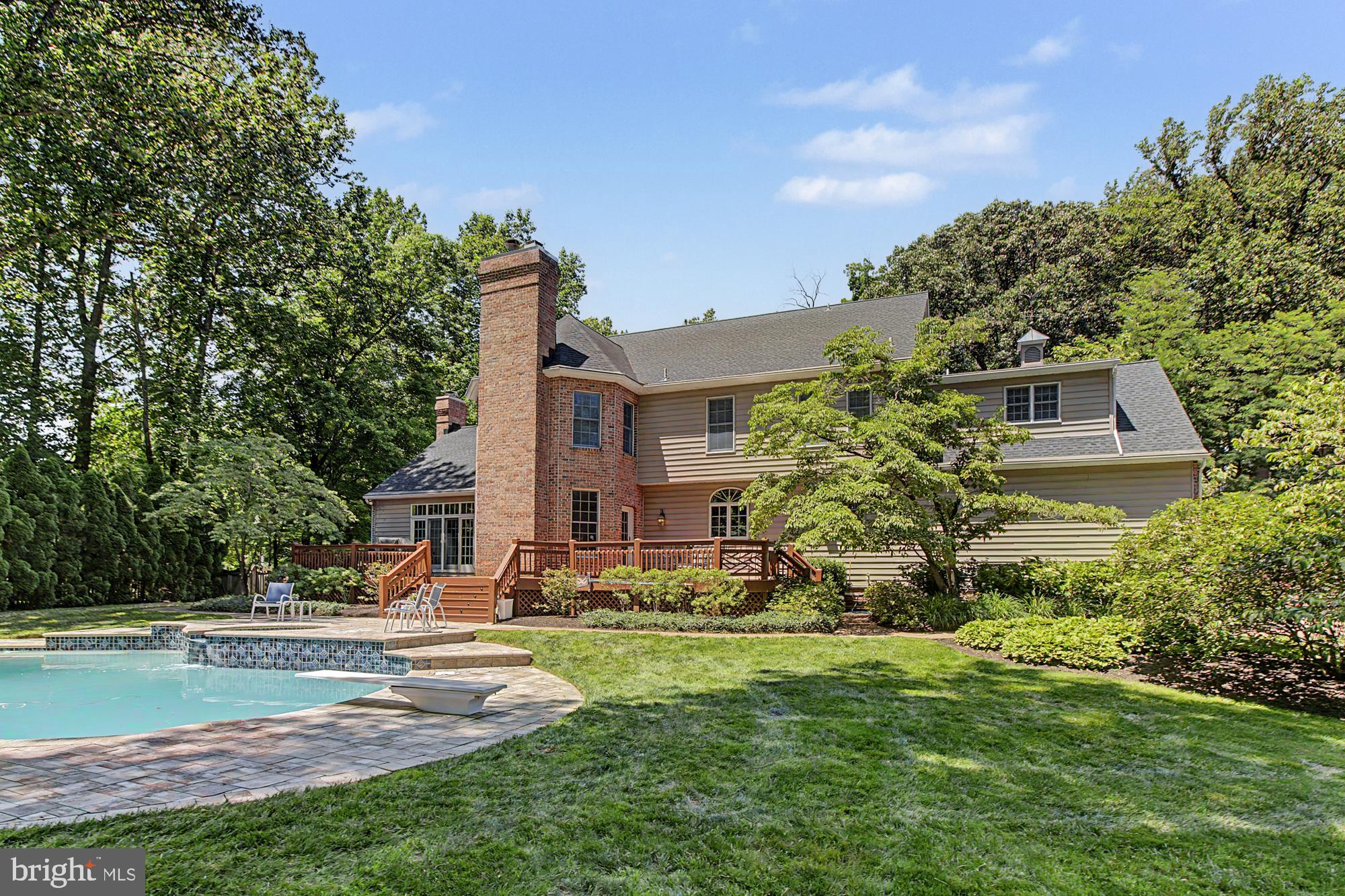 1 LAKECREST COURT