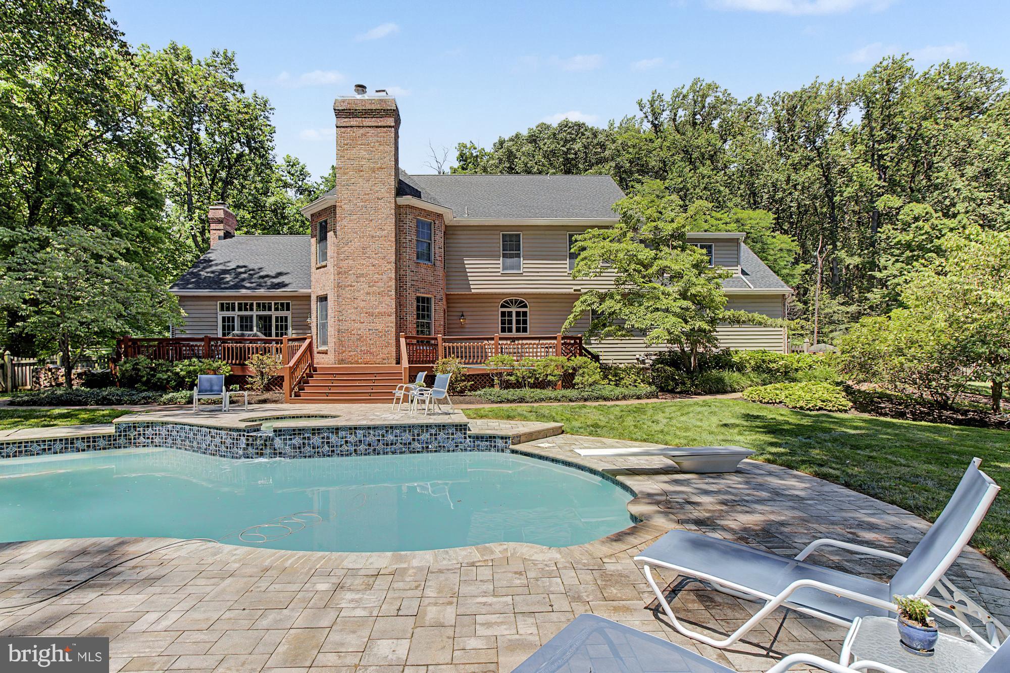 1 LAKECREST COURT