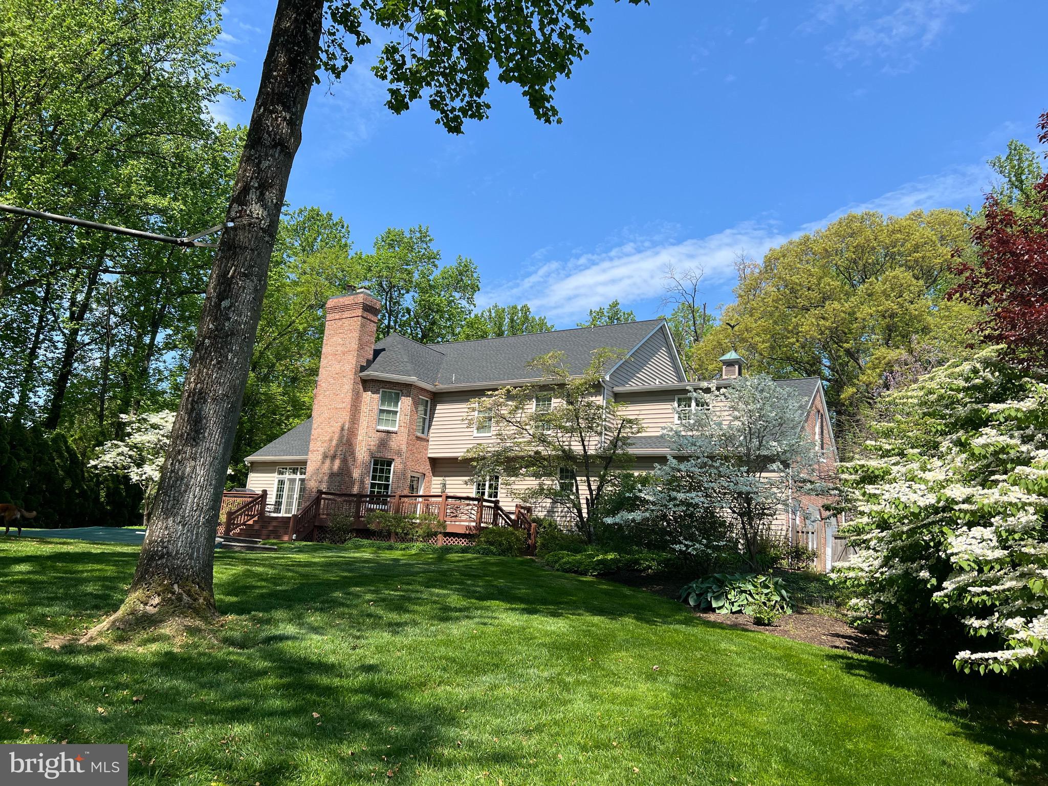 1 LAKECREST COURT