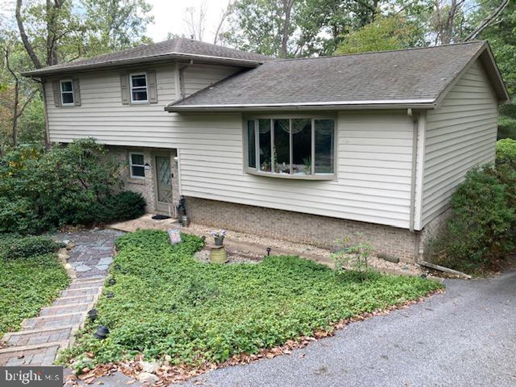 Photo of 300 Holyoke Drive, YORK, PA 17402 (MLS # PAYK2090268)