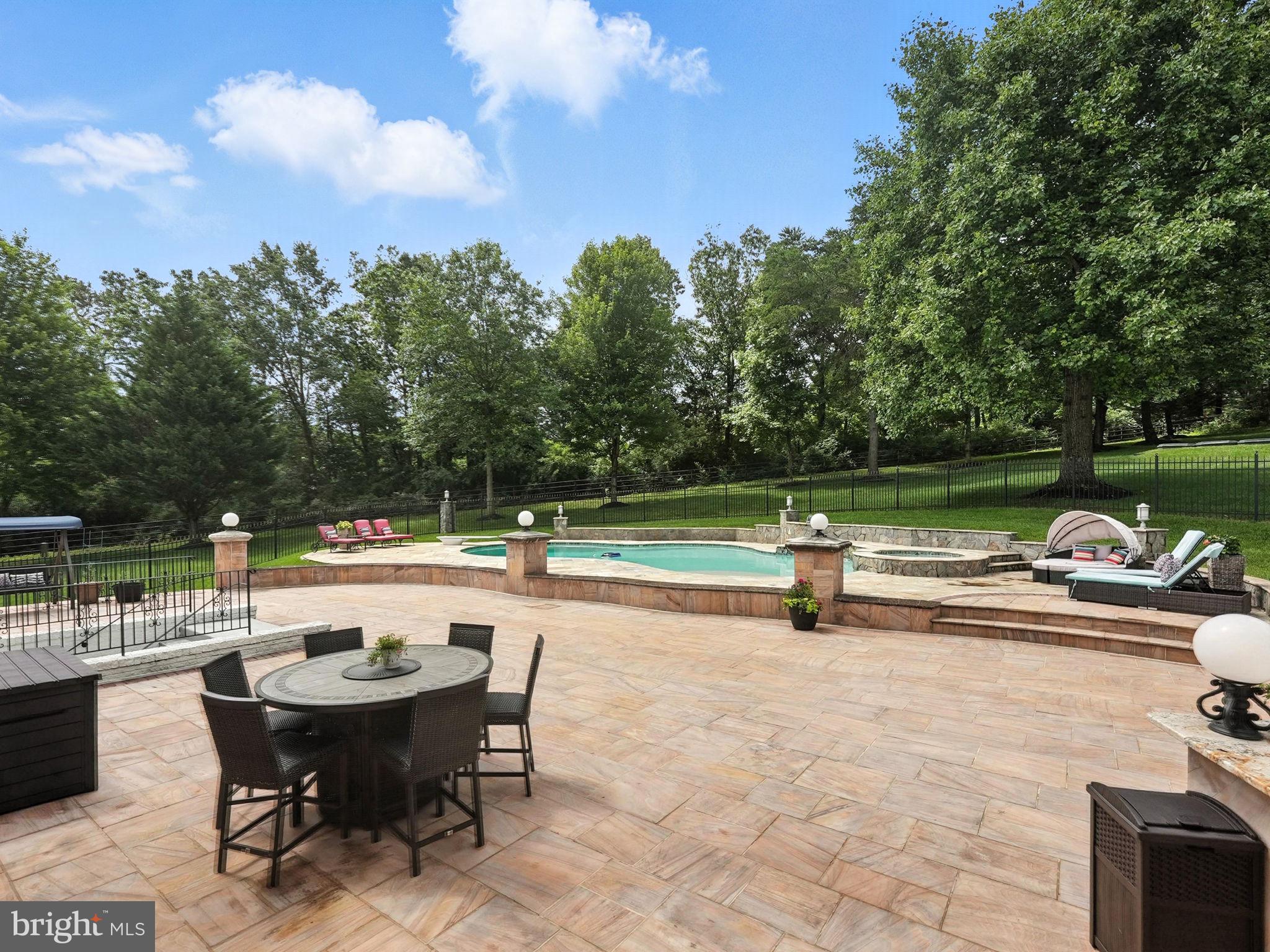 OAKTON HOLLOWS - Residential